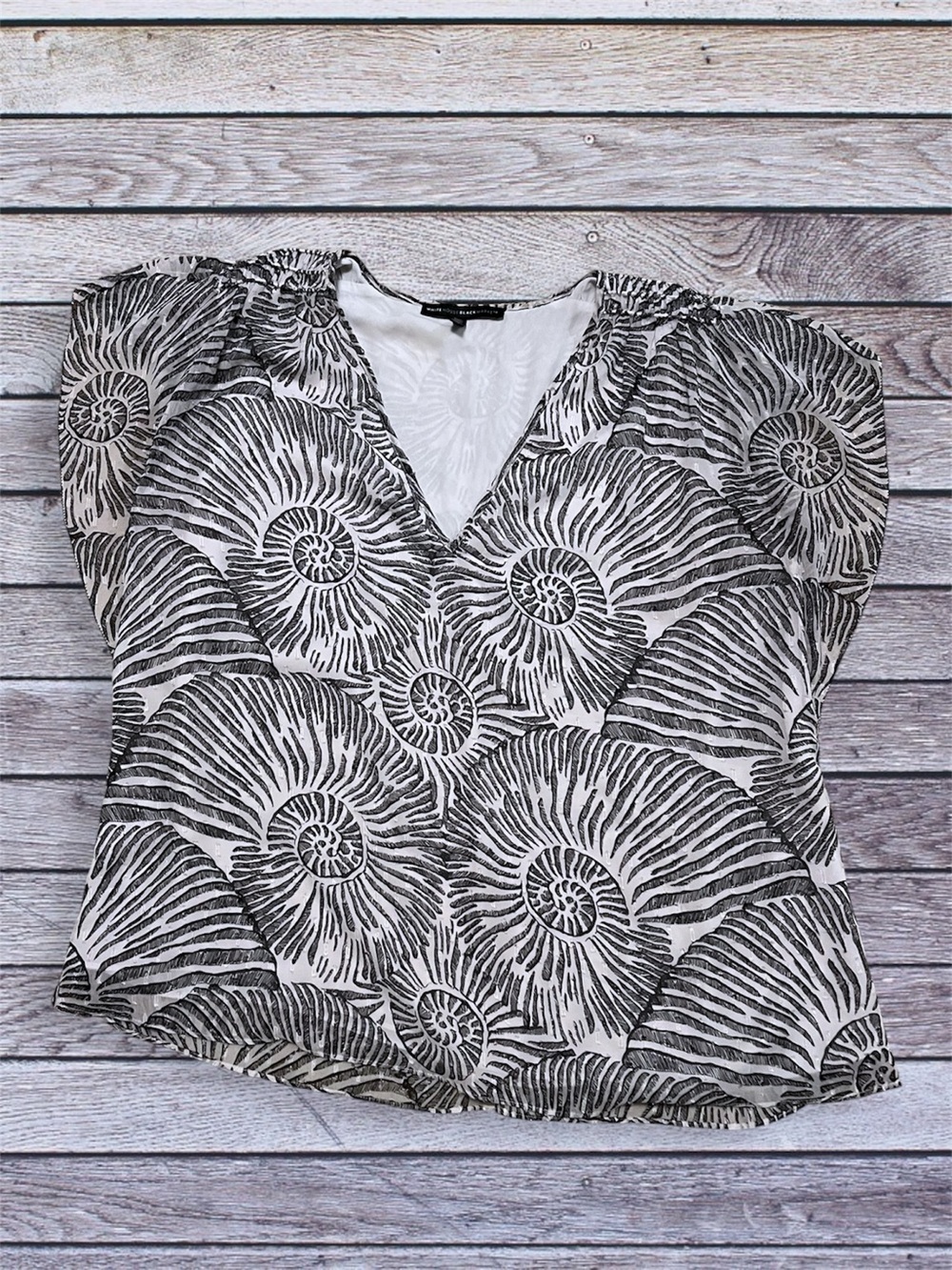 White House Black Market Black & White Shell-Print V-Neck Blouse xl